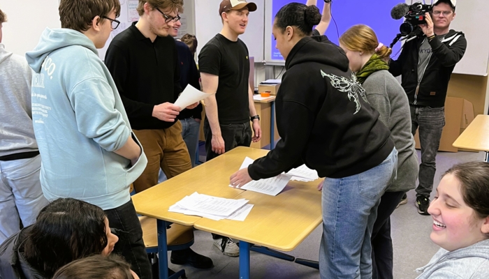 Jetzt Erstwahlprofi werden!  - Mach dich als Erstwähler:in stark für die Demokratie und sorge als Wahlhelfer:in dafür, dass die Wahl reibungslos funktioniert. Alles, was du dafür wissen musst, lernst du in unserem Seminar. 